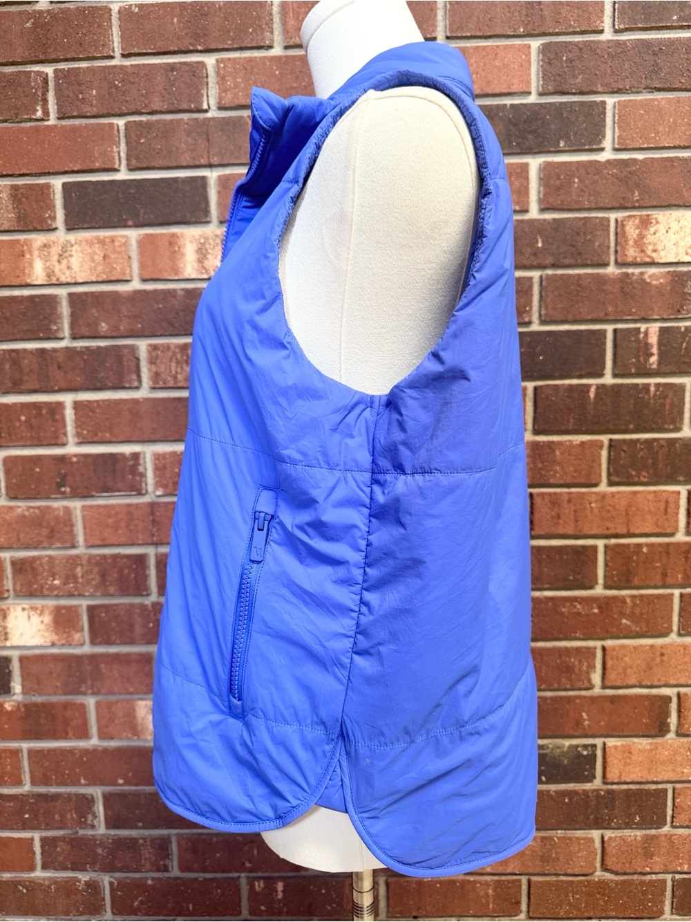 Vuori Bright Iris Canyon Insulated Vest Size Medium - Picture 9 of 12
